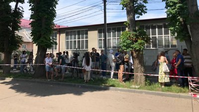 Біля Архикатедрального собору в Тернополі зібралися люди, які проти добудови над колишнім Домініканським монастирем