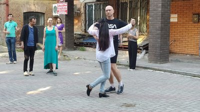 "Танцюй та живи". У Сумах танцюристка з Києва просто неба навчала людей аргентинському танго "Танцюй та живи". У Сумах танцюристка з Києва просто неба навчала людей аргентинському танго