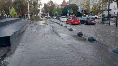 У Львові на проспекті Свободи стався порив водопровідної мережі