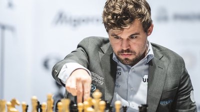 "Можу опинитися в халепі". Чемпіон світу з шахів Карлсен натякнув на шахрайство суперника й знявся з турніру: що сталося