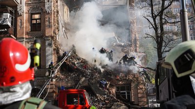 Зруйнований житловий будинок внаслідок атаки дронами-камікадзе Києва 17 жовтня. Фото: Єлизавета Серватинська/Суспільне