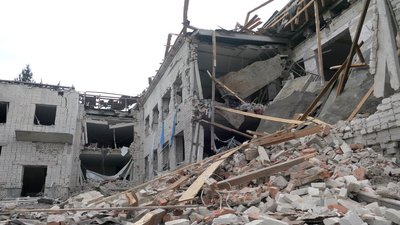 "Вікна і двері летять": очевидці про авіаудар по психоневрологічному інтернату у Свесі на Сумщині "Вікна і двері летять": очевидці про авіаудар по психоневрологічному інтернату у Свесі на Сумщині
