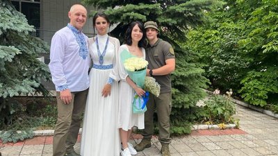 "Війна не завадить коханню. Любов врятує світ": херсонські гвардійці відсвяткували подвійне весілля