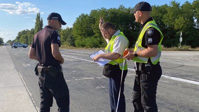 Автівка з'їхала у кювет та перекинулася: на Житомирщині у ДТП травмувалися двоє киян Автівка з'їхала у кювет та перекинулася: на Житомирщині у ДТП травмувалися двоє киян