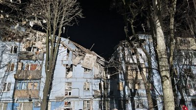 У Запоріжжі росіяни влучили ракетою у п'ятиповерхівку У Запоріжжі росіяни влучили ракетою у п'ятиповерхівку