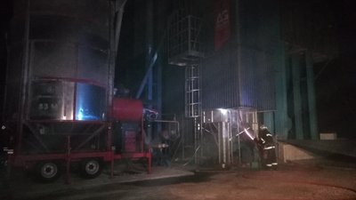 На Житомирщині сталася пожежа в зерносушарці – пошкоджено п'ять тонн насіння соняшника На Житомирщині сталася пожежа в зерносушарці – пошкоджено п'ять тонн насіння соняшника