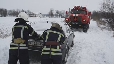 Вантажівки, автобуси та легкові автівки: як рятувальники звільняли зі снігових заметів