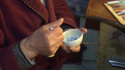 Емаль майстер товче в металевій ступці. Емаль майстер товче в металевій ступці.