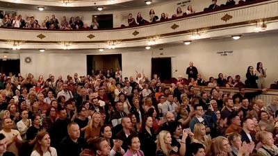 "Якщо вдома нема світла, то краще провести вечір в театрі". Як працюють театри Дніпра без світла й під обстрілами "Якщо вдома нема світла, то краще провести вечір в театрі". Як працюють театри Дніпра без світла й під обстрілами