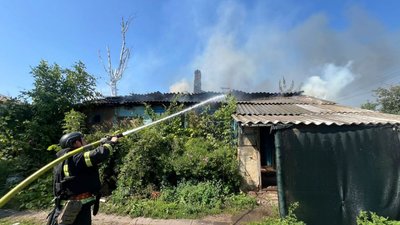 Рятувальник гасить пожежу Рятувальник гасить пожежу