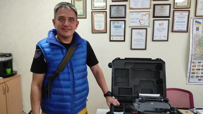 У Полтаві харківським військовим передали квадрокоптер, який купили за благодійні внески У Полтаві харківським військовим передали квадрокоптер, який купили за благодійні внески