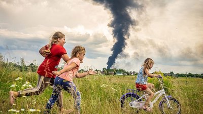 Фото дітей на велосипеді після підпалу нафтобази дронами