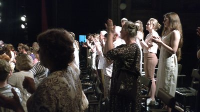 Два актори, глядач на сцені: в облмуздрамтеатрі прем’єра вистави «Загадкові варіяції» Два актори, глядач на сцені: в облмуздрамтеатрі прем’єра вистави «Загадкові варіяції»