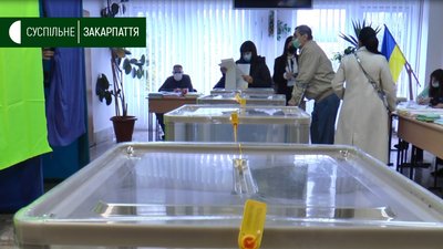 Майже 200 членів ДВК відмовилися працювати під час повторного голосування в Ужгороді Майже 200 членів ДВК відмовилися працювати під час повторного голосування в Ужгороді