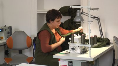 Тисячу комплектів форми за сім місяців. Як в Івано-Франківську волонтери в цеху шиють одяг для військових Тисячу комплектів форми за сім місяців. Як в Івано-Франківську волонтери в цеху шиють одяг для військових