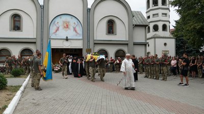 У Мукачеві попрощалися із загиблим на війні полковником Ігорем Олексюком У Мукачеві попрощалися із загиблим на війні полковником Ігорем Олексюком