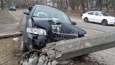 У Житомирі біля дитсадка сталася ДТП – водій в'їхав у електроопору та пішов з місця аварії