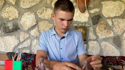 На Миколаївщині підліток власноруч робить скульптури з пластиліну На Миколаївщині підліток власноруч робить скульптури з пластиліну