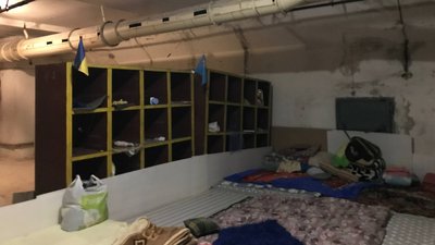 "Ми робимо все від нас залежне": у Кримськотатарському центрі в Одесі плетуть маскувальні сітки