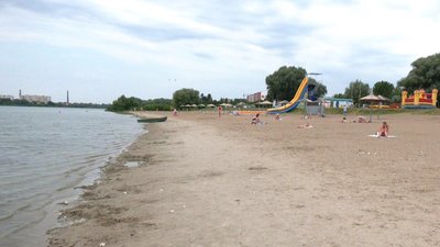 Міський пляж у Хмельницькому, де відпочивають люди, 14 липня 2025 року