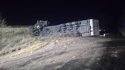На Житомирщині перекинулася вантажівка – водія шпиталізували