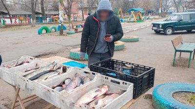 Продавали рибу без документів: поліцейські у Херсоні перевірили ринки Продавали рибу без документів: поліцейські у Херсоні перевірили ринки