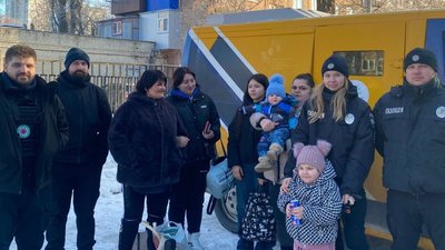 Евакуйовані дорослі та діти з одного із сіл Чугуївського району