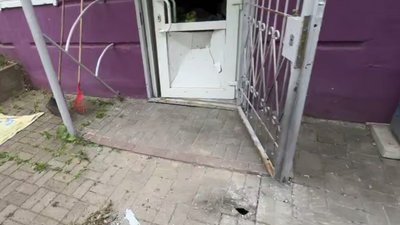Пошкоджений салон краси на Салтівці після удару дрона РФ