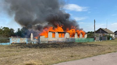 Пожежа будинку через обстріли Пожежа будинку через обстріли
