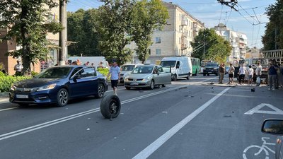 ДТП у Житомирі на Театральній – в обох автівок відлетіли колеса, для проїзду лишилася лише одна смуга руху