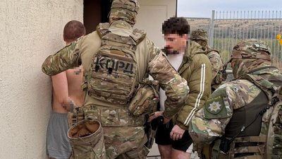 Правоохоронці поруч із підозрюваними