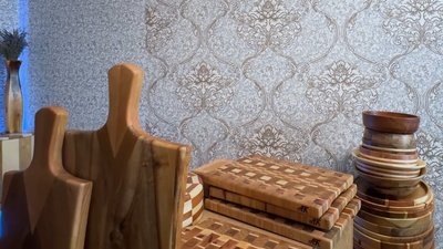Лікар із Рівного випалює візерунки на дереві струмом у 3000 вольт
