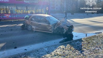 У Кременчуці зіткнулися автомобіль та тролейбус: троє людей у лікарні У Кременчуці зіткнулися автомобіль та тролейбус: троє людей у лікарні