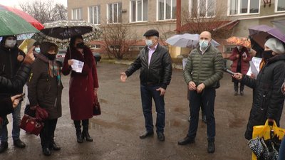 У Коломиї страйкують через закриття районної бібліотеки. Анонсують голодування У Коломиї страйкують через закриття районної бібліотеки. Анонсують голодування
