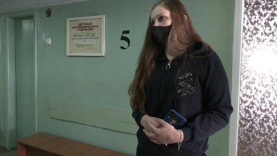 Харків'янка, дитину якої травмували шкільні двері, звинувачує заклад у халатності