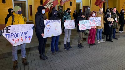 "Стоп Шкарлет". В Одесі вийшли на мітинг проти нового міністра освіти "Стоп Шкарлет". В Одесі вийшли на мітинг проти нового міністра освіти