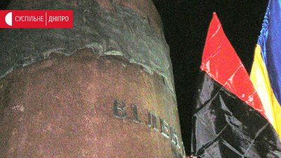 6 років тому в центрі Дніпра повалили пам’ятник Леніну. Як це було (ФОТО)