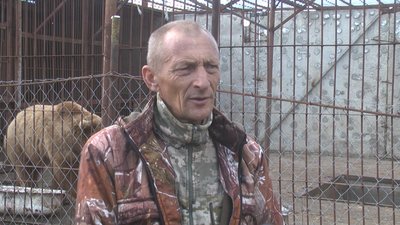 За словами керівника ребцентру Сергія Пальохіна, на новий вольєр у них немає коштів. Фото: Суспільне. Подлля. За словами керівника ребцентру Сергія Пальохіна, на новий вольєр у них немає коштів. Фото: Суспільне. Подлля.