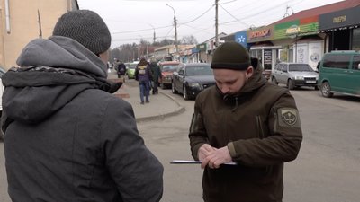 ТЦК роздають повістки: як реагують чоловіки на Черкащині