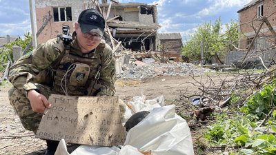Розстріляні та спалені: під Харковом збирають тіла вбитих російських військових Розстріляні та спалені: під Харковом збирають тіла вбитих російських військових