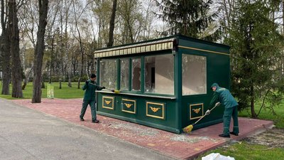 Харківський парк Горького прибирають після російських обстрілів Харківський парк Горького прибирають після російських обстрілів