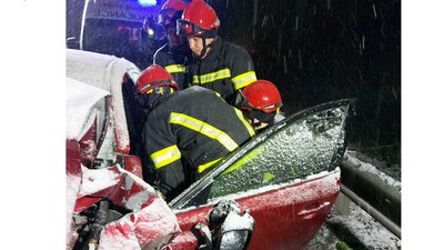 Рятувальники "вирізали" з автівки травмовану пасажирку з дворічною дитиною. Рятувальники "вирізали" з автівки травмовану пасажирку з дворічною дитиною.