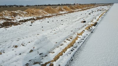 Злітно-посадкова смуга аеропорту Херсона готова на 95%. Наразі роботи призупинені через морози Злітно-посадкова смуга аеропорту Херсона готова на 95%. Наразі роботи призупинені через морози