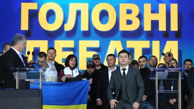 Президент України, кандидат в Президенти України Петро Порошенко, кандидат в Президенти України Володимир Зеленський стає на коліна під час дебатів на НСК "Олімпійський", в Києві, 19 квітня 2019 р. Президент України, кандидат в Президенти України Петро Порошенко, кандидат в Президенти України Володимир Зеленський стає на коліна під час дебатів на НСК "Олімпійський", в Києві, 19 квітня 2019 р.