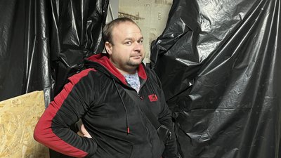 "Своїми силами робимо все". Як миколаївці відновлюють своє житло після атаки дронами "Своїми силами робимо все". Як миколаївці відновлюють своє житло після атаки дронами