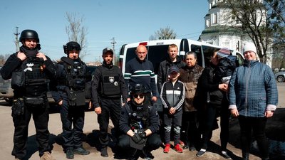Діти та дорослі, евакуйовані із Синиченого Ізюмського району, квітень 2026 року
