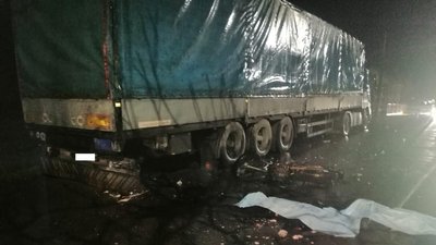 На Тячівщині мотоцикл в'їхав у припарковане авто. Загинули двоє людей