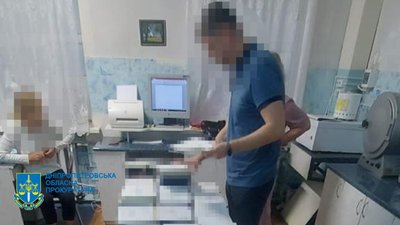 На Дніпропетровщині експосадовицю Держпродспоживслужби підозрюють у вимаганні хабарів з підлеглих