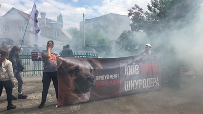 На Житомирщині зоозахисники протестували під судом, де розглядають справу про катування тварин На Житомирщині зоозахисники протестували під судом, де розглядають справу про катування тварин
