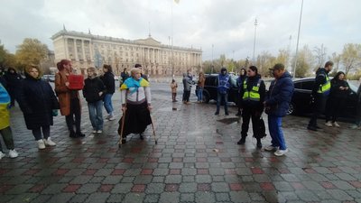 "Аби влада переспрямувала витрати". У Миколаєві відбулася акція "Гроші на ЗСУ" "Аби влада переспрямувала витрати". У Миколаєві відбулася акція "Гроші на ЗСУ"
